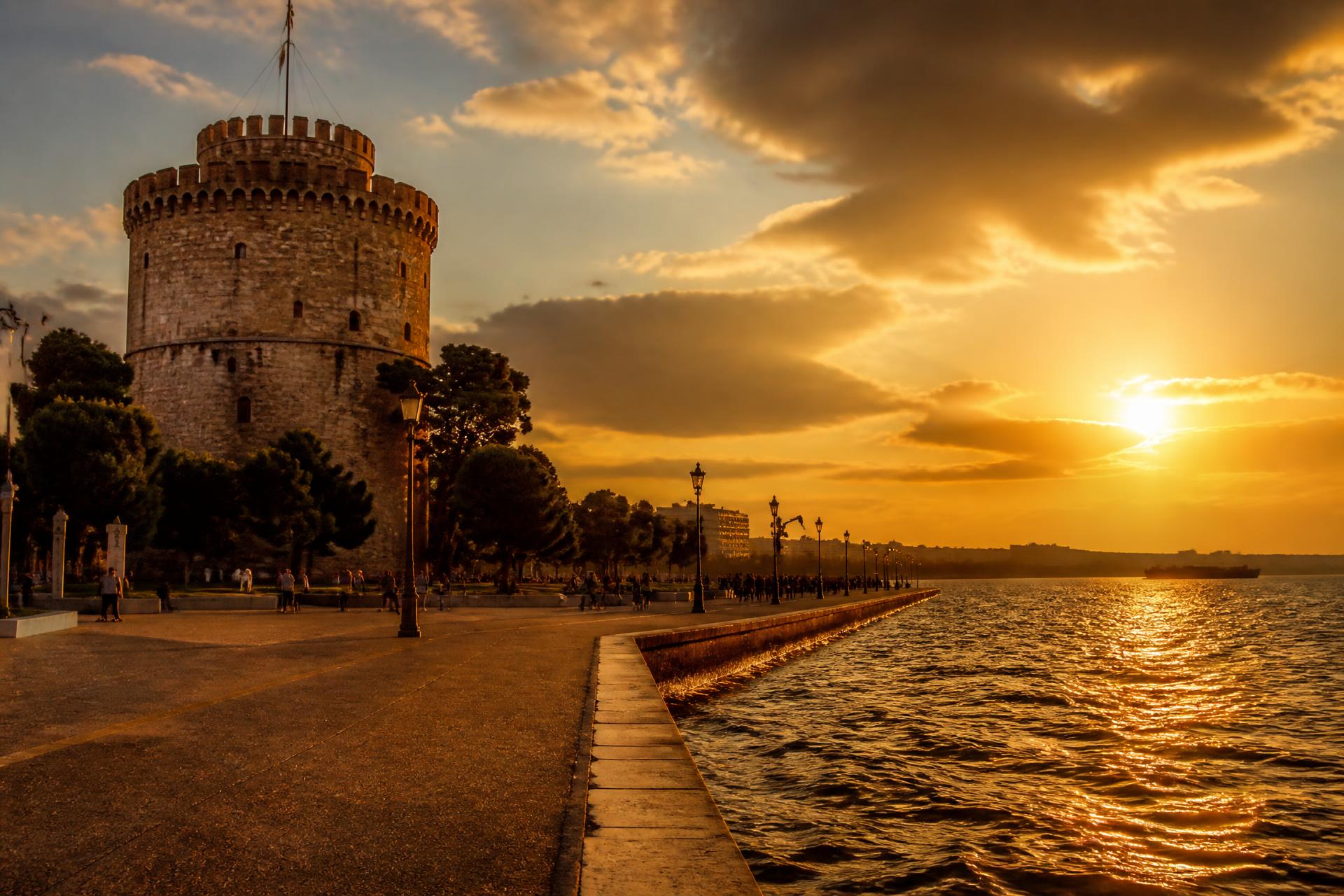 Weißer Turm von Thessaloniki bei Sonnenuntergang